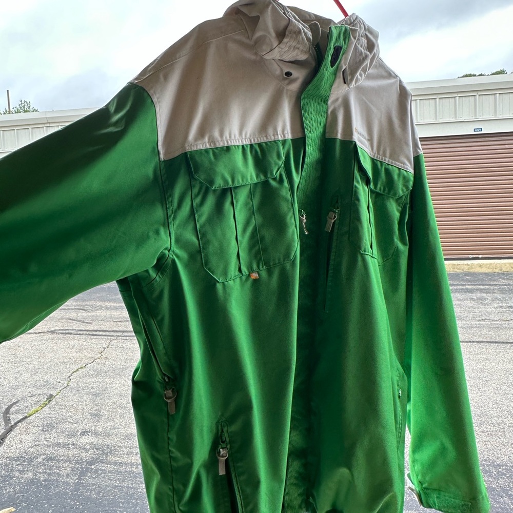 Made of Nylon and Polyester. Windbreaker long-sleeve Jacket Green color.